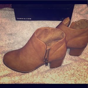 🛑 SOLD 🛑 Brown faux leather zip up bootie 👢